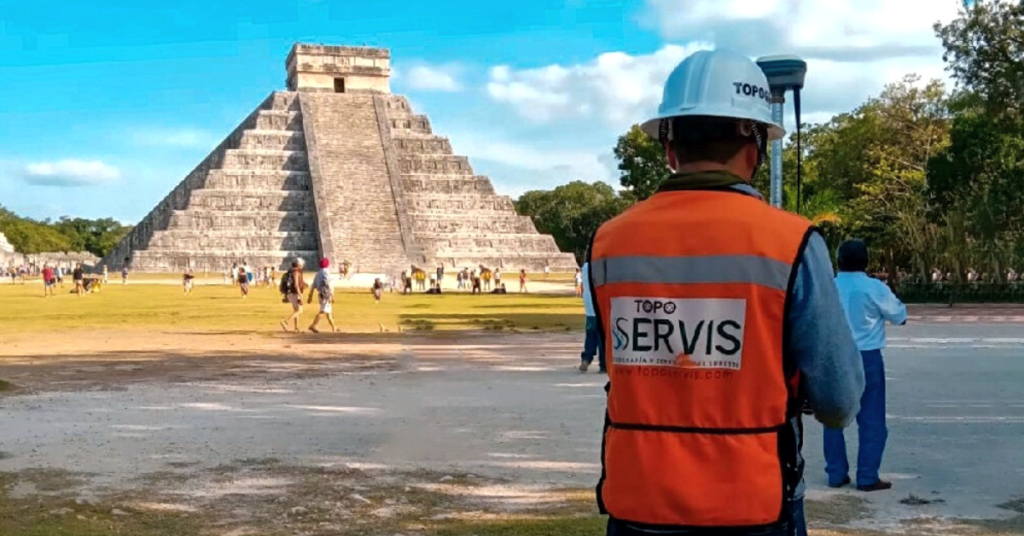 Levantamiento topográfico realizado en la zona arqueológica de Chichén Itza.